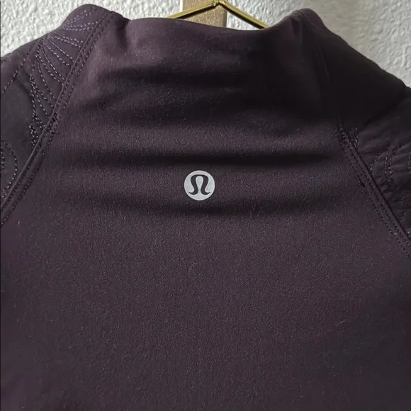 Lululemon Toasty Tech 1/2 Zip Size 6 with Gorgeous Sleeve Detail - Picture 8 of 12